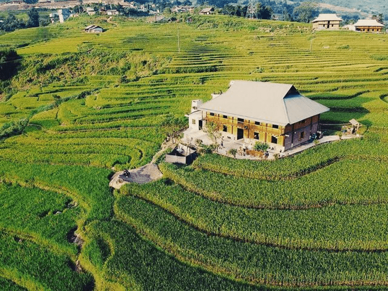 Hình ảnh chụp bữa ăn tối ấm cúng tại khu vực ăn uống chung của Mama House Mộc Châu, thể hiện sự chu đáo trong phục vụ.